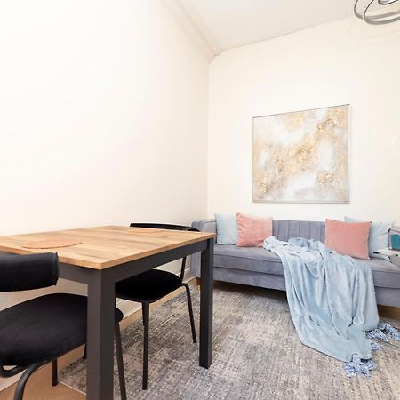 Joivy Modern Flat In City Centre - For Up To 3 Guests Lägenhet Edinburg Exteriör bild