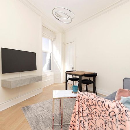 Joivy Modern Flat In City Centre - For Up To 3 Guests Lägenhet Edinburg Exteriör bild