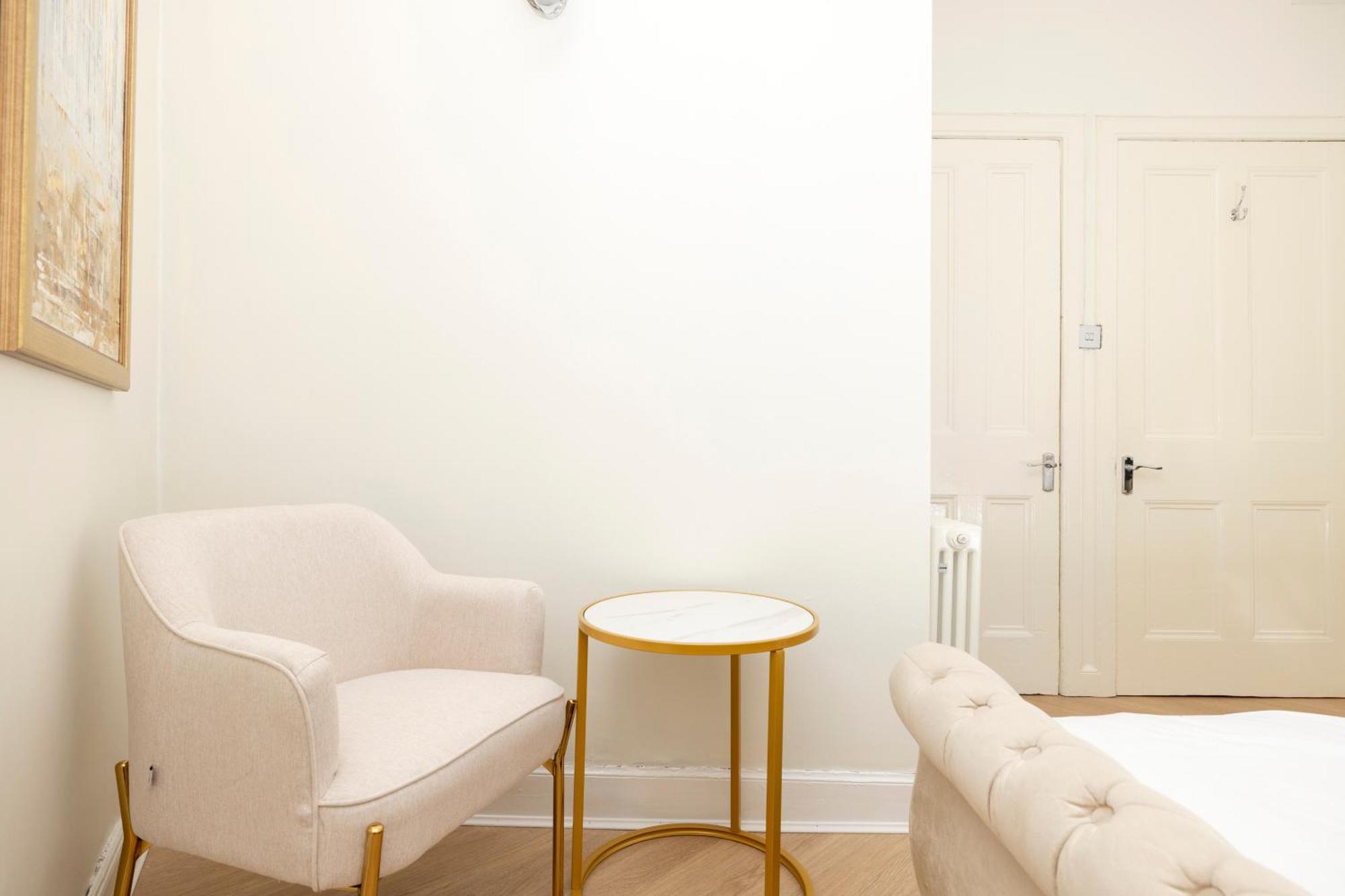 Joivy Modern Flat In City Centre - For Up To 3 Guests Lägenhet Edinburg Exteriör bild