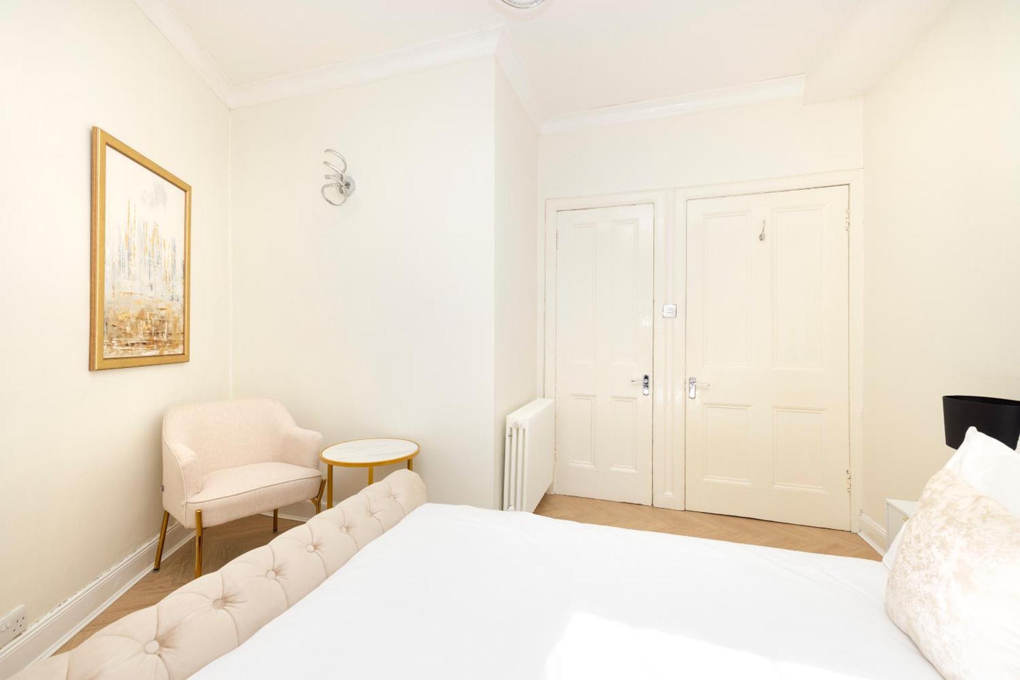 Joivy Modern Flat In City Centre - For Up To 3 Guests Lägenhet Edinburg Exteriör bild