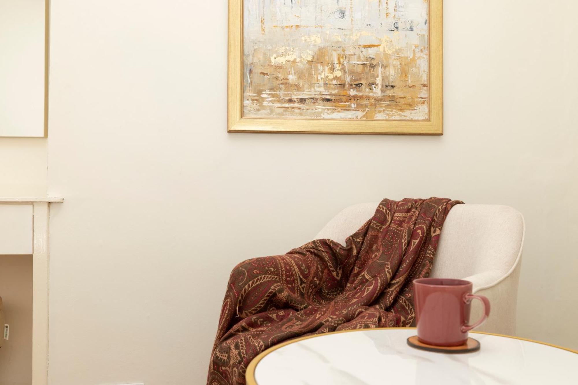 Joivy Modern Flat In City Centre - For Up To 3 Guests Lägenhet Edinburg Exteriör bild