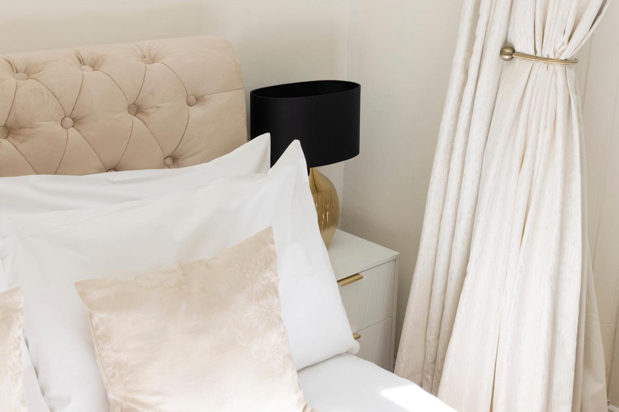 Joivy Modern Flat In City Centre - For Up To 3 Guests Lägenhet Edinburg Exteriör bild