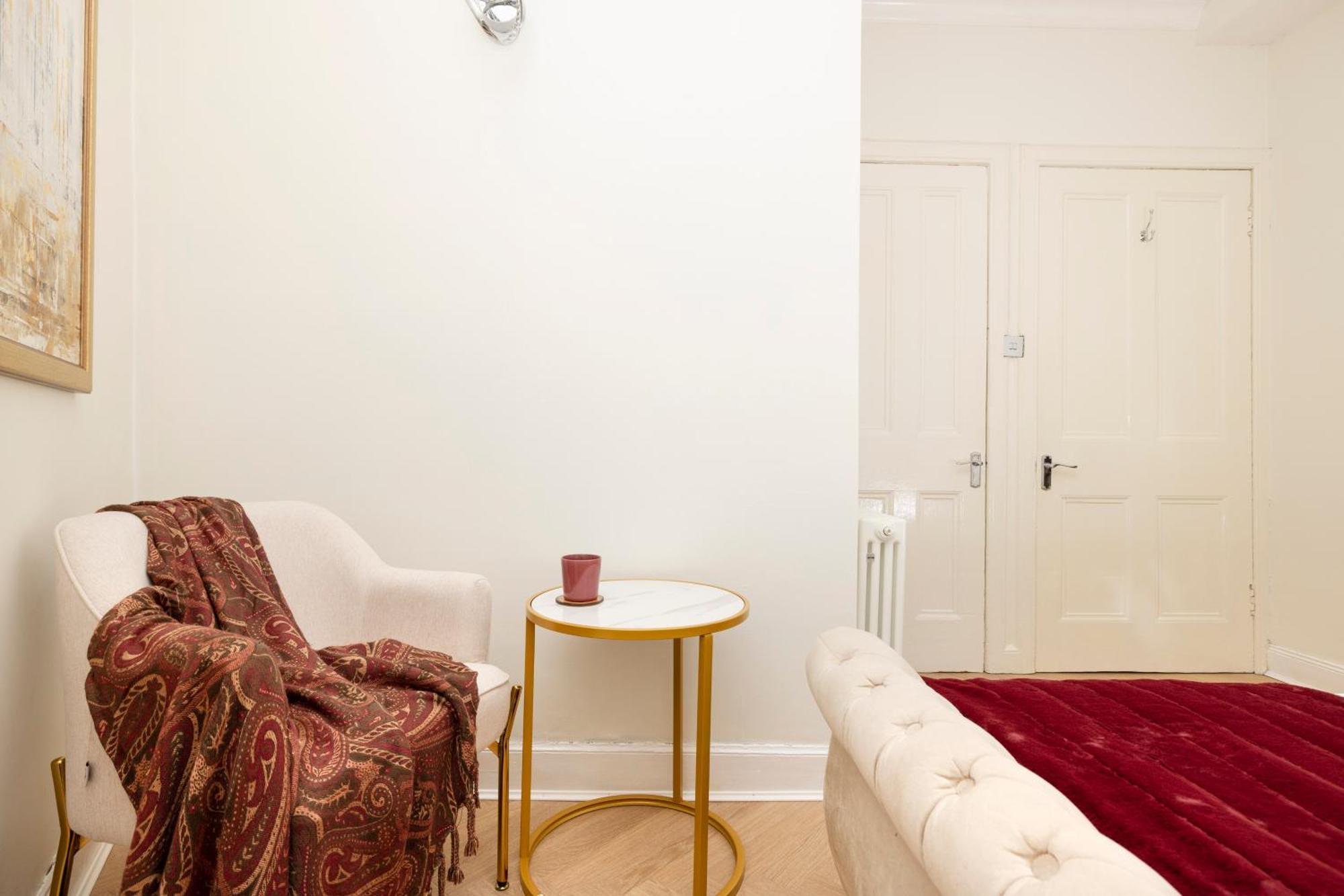 Joivy Modern Flat In City Centre - For Up To 3 Guests Lägenhet Edinburg Exteriör bild