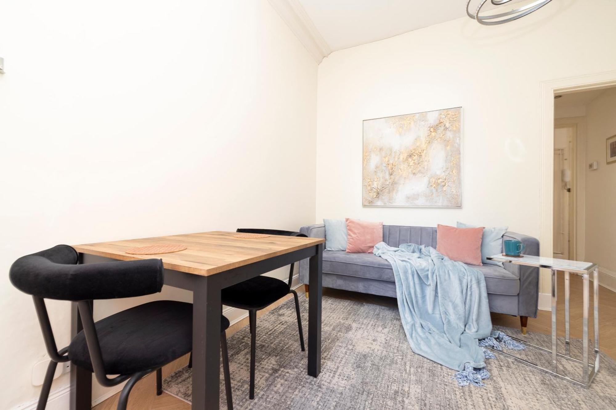 Joivy Modern Flat In City Centre - For Up To 3 Guests Lägenhet Edinburg Exteriör bild