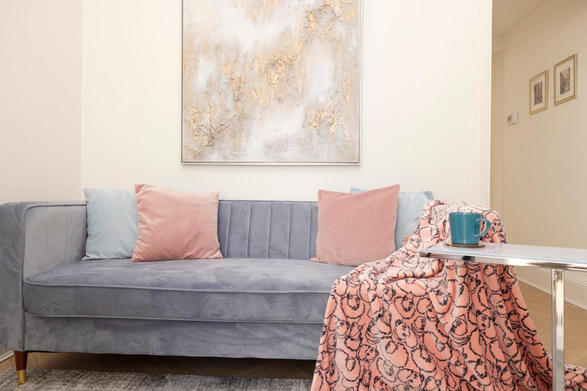 Joivy Modern Flat In City Centre - For Up To 3 Guests Lägenhet Edinburg Exteriör bild