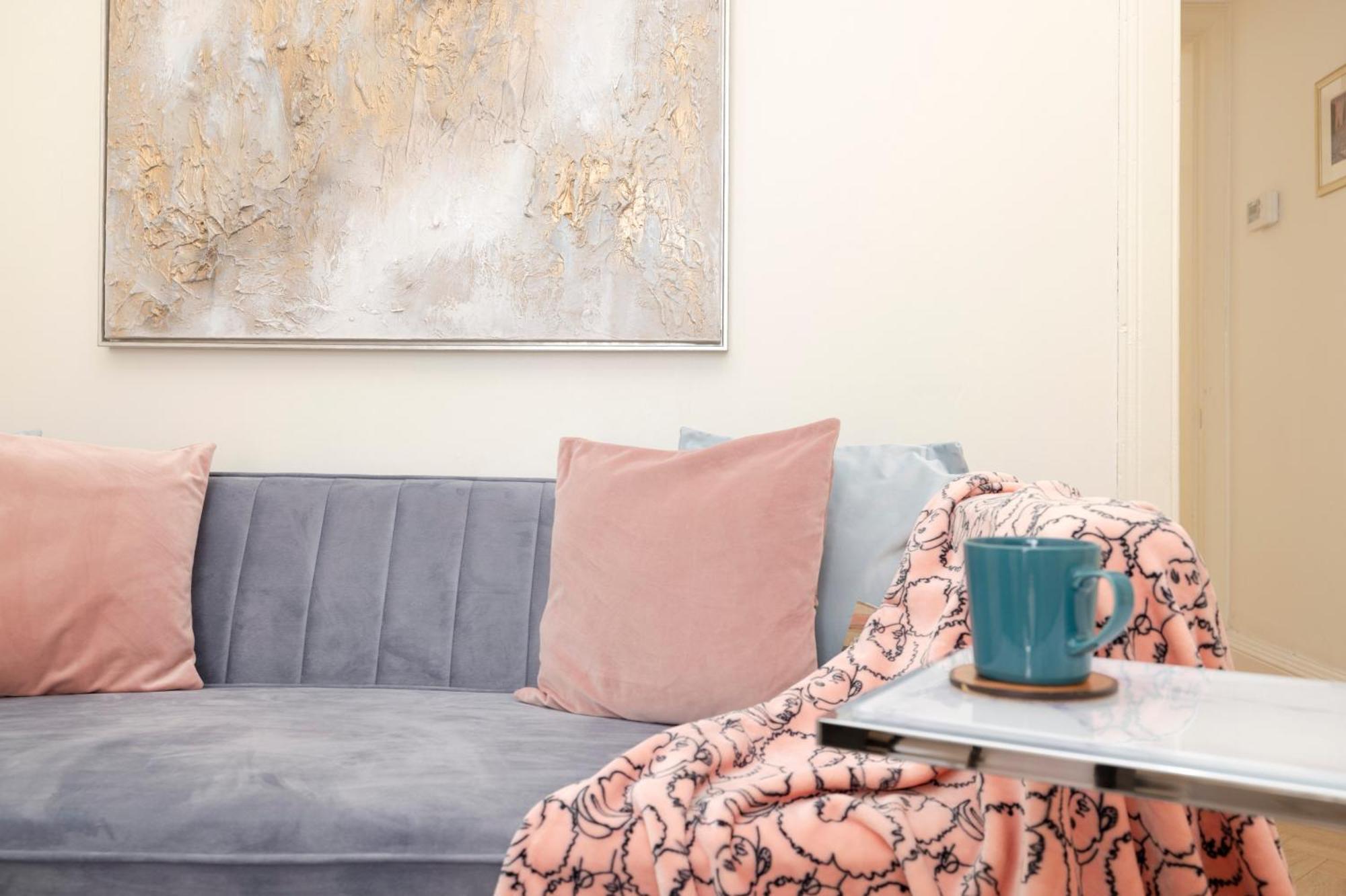 Joivy Modern Flat In City Centre - For Up To 3 Guests Lägenhet Edinburg Exteriör bild