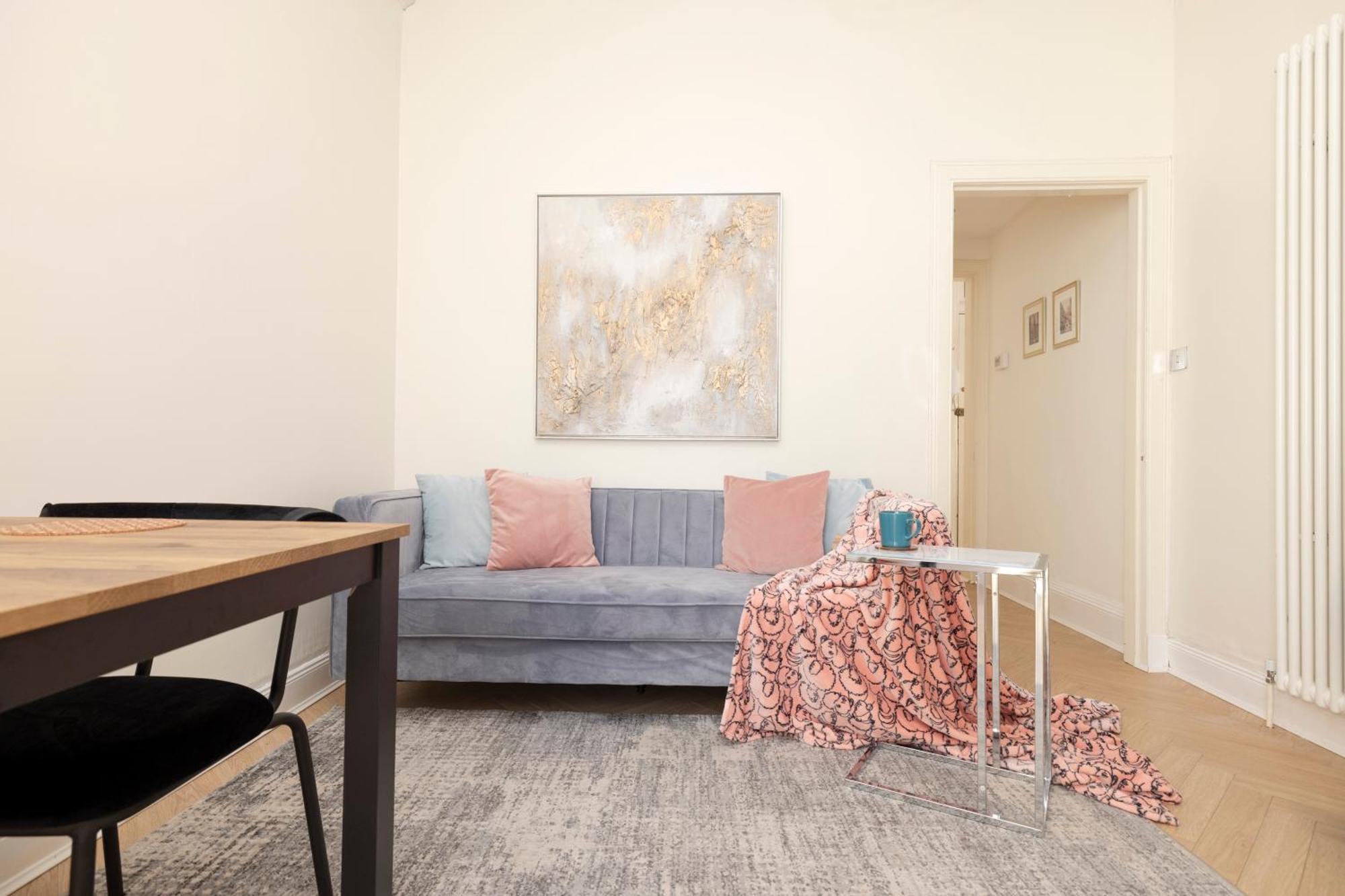 Joivy Modern Flat In City Centre - For Up To 3 Guests Lägenhet Edinburg Exteriör bild